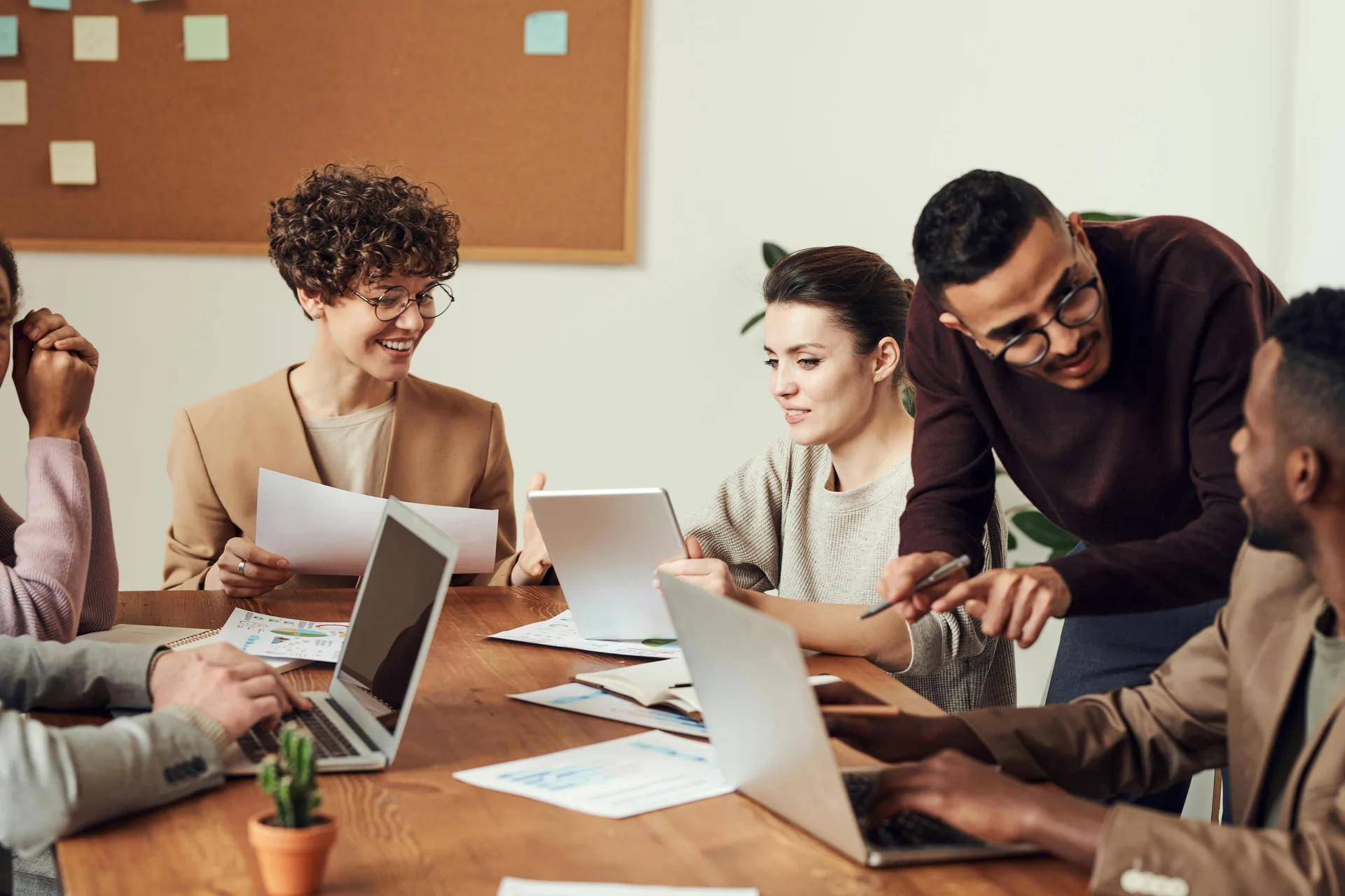 Konferenzveranstaltungsort vorbereitet für Corporate Event